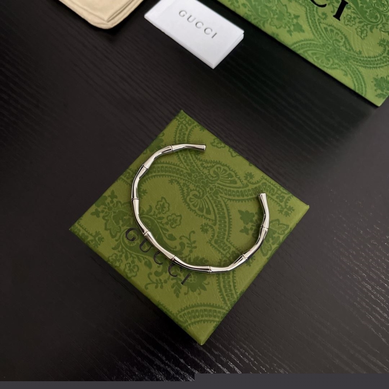 G*u*i bracelets
